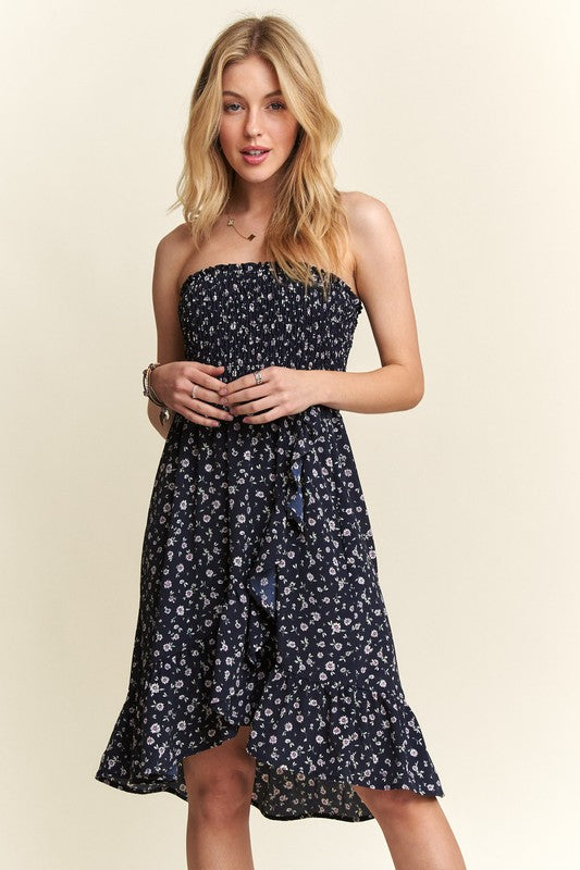 Smocked Floral Tube Dress with Pockets For Summer – FeminineFluttering Floral Tube Dress with Smocked Bodice and Convenient Pockets for a Stylish, Practical Look