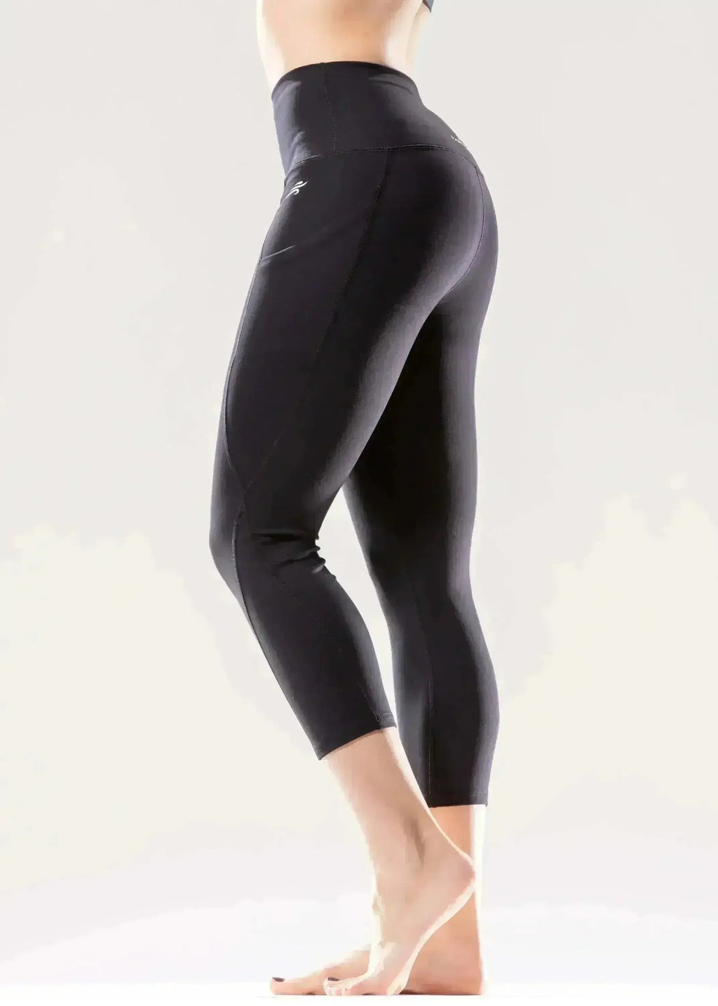 Jolie High-Waisted Capri Leggings with Hip Pockets | Femstylo