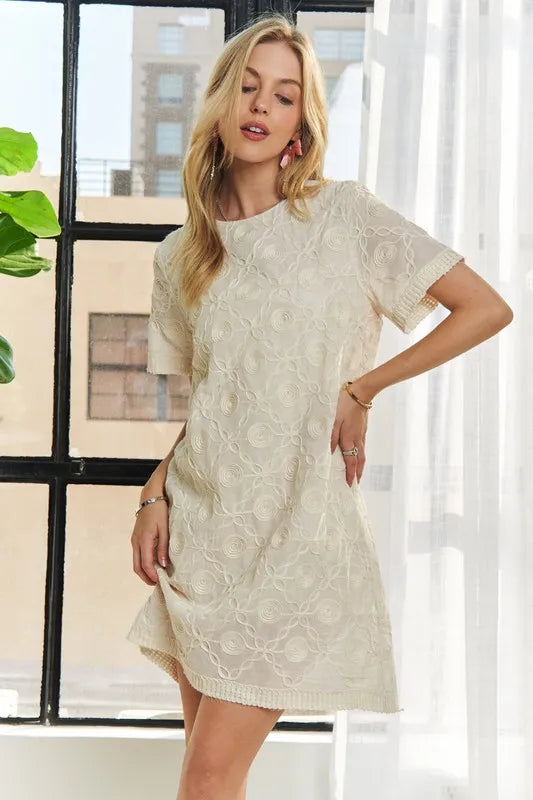 Applique Round Neck Short Sleeve Shift Dress – Timeless & Elegant Round Neck Shift Dress with Sophisticated Applique Detailing for Versatile Day-to-Night Wear
