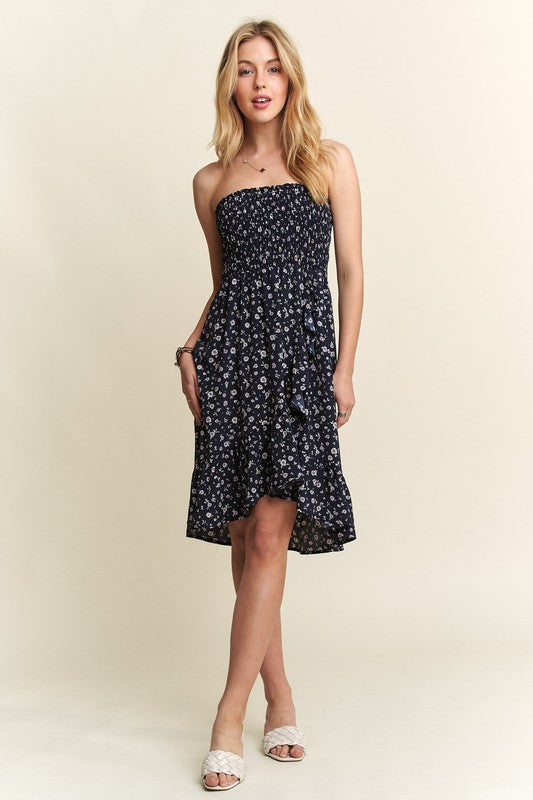 Smocked Floral Tube Dress with Pockets For Summer – FeminineFluttering Floral Tube Dress with Smocked Bodice and Convenient Pockets for a Stylish, Practical Look