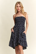 Smocked Floral Tube Dress with Pockets For Summer – FeminineFluttering Floral Tube Dress with Smocked Bodice and Convenient Pockets for a Stylish, Practical Look