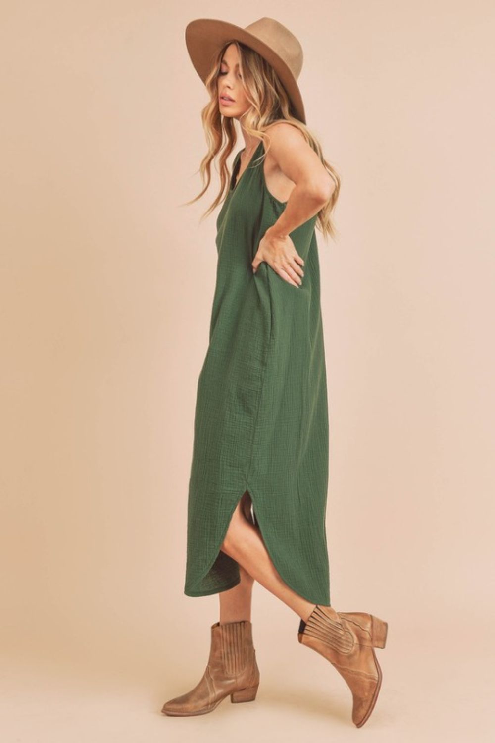 Round Neck Midi Tank Dress with Pockets For Women –Casual, Comfortable, and Practical Sleeveless Dress for Everyday Wear with Convenient Pockets