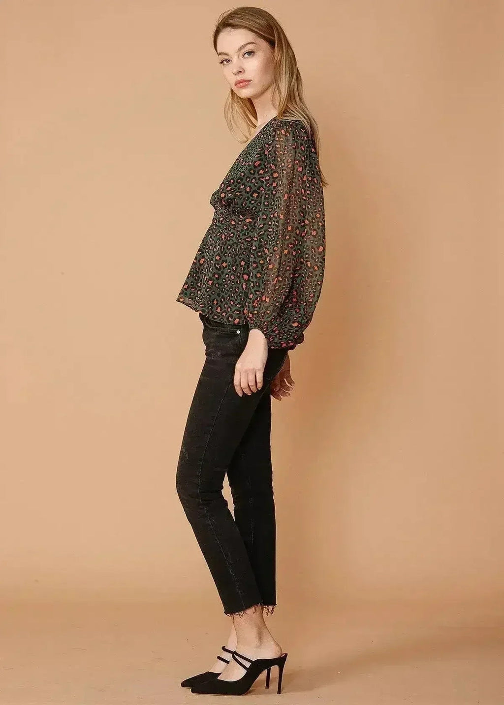 V-neck Puff Sleeve Blouse in Leopard Hunt | Femstylo