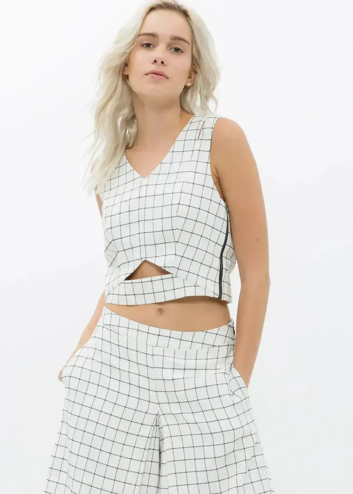 Women's Sleeveless Slit Blouse In Jaquard | Femstylo