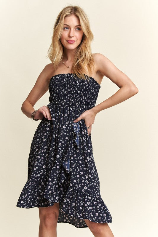 Smocked Floral Tube Dress with Pockets For Summer – FeminineFluttering Floral Tube Dress with Smocked Bodice and Convenient Pockets for a Stylish, Practical Look