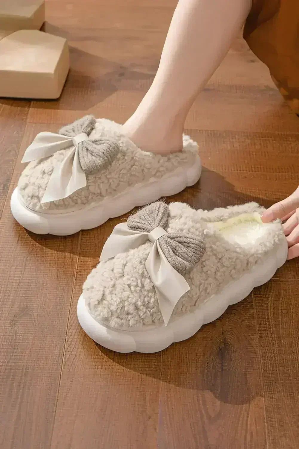 White Contrast Bowknot Applique Plush Winter Slippers