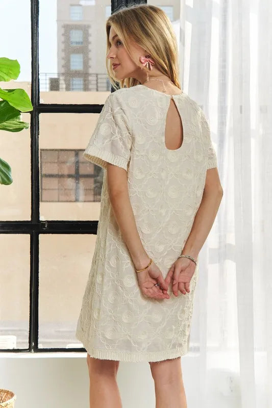 Applique Round Neck Short Sleeve Shift Dress – Timeless & Elegant Round Neck Shift Dress with Sophisticated Applique Detailing for Versatile Day-to-Night Wear