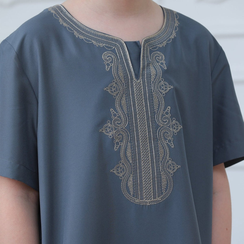 Boys' Embroidered Thobe with Side Pockets(MKB029)