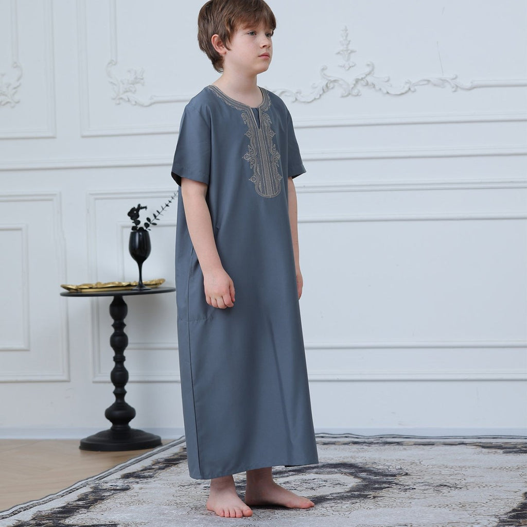 Boys' Embroidered Thobe with Side Pockets(MKB029)