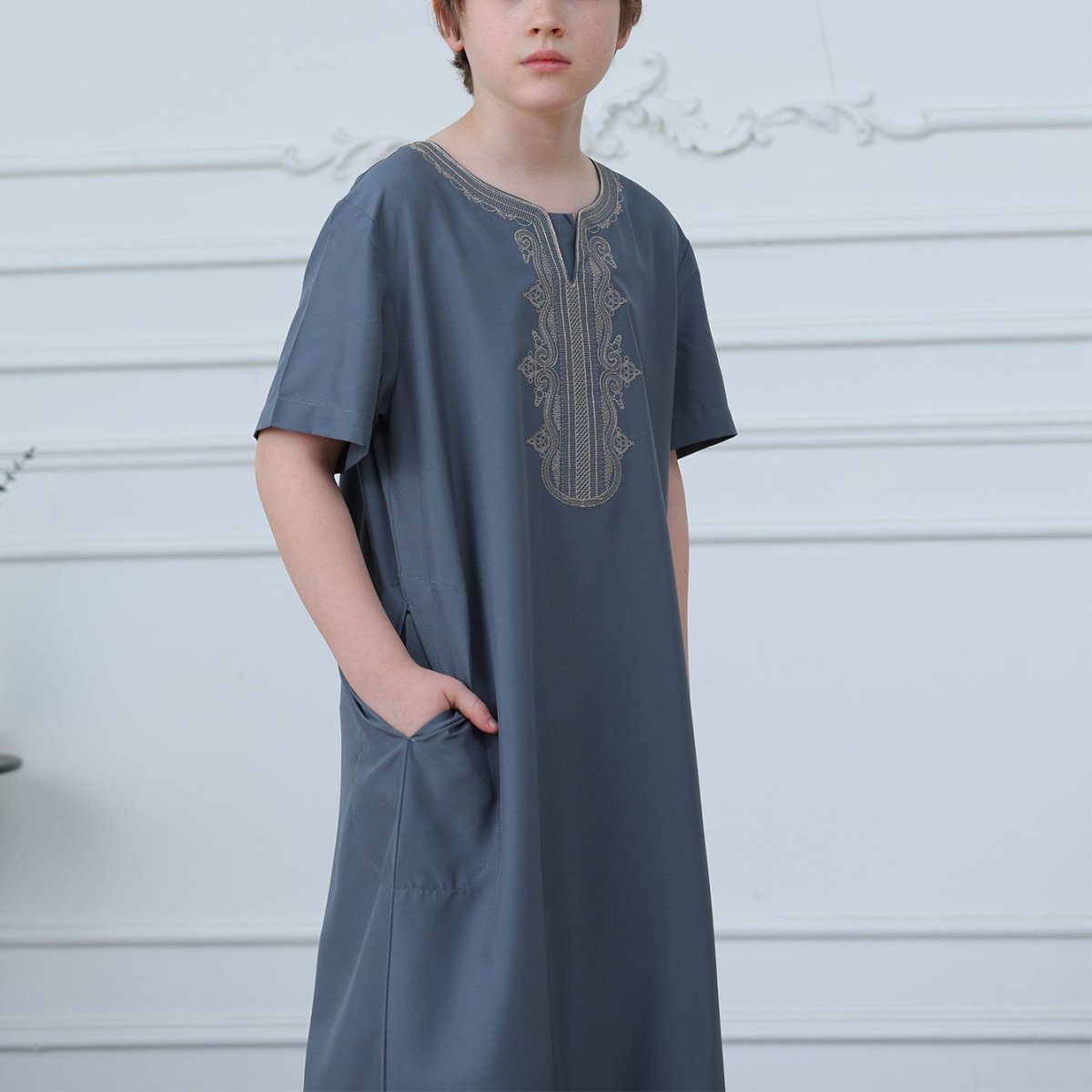 Boys' Embroidered Thobe with Side Pockets(MKB029)