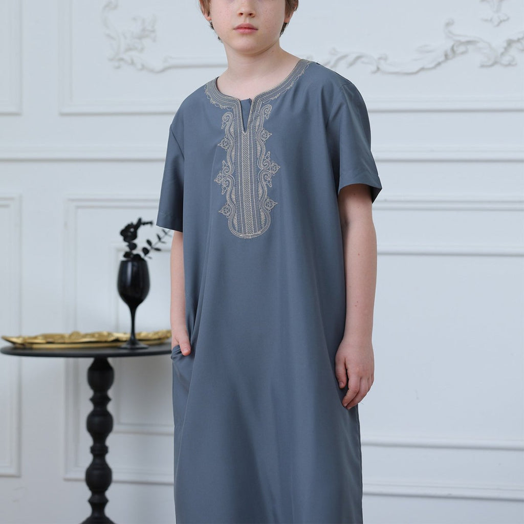 Boys' Embroidered Thobe with Side Pockets(MKB029)