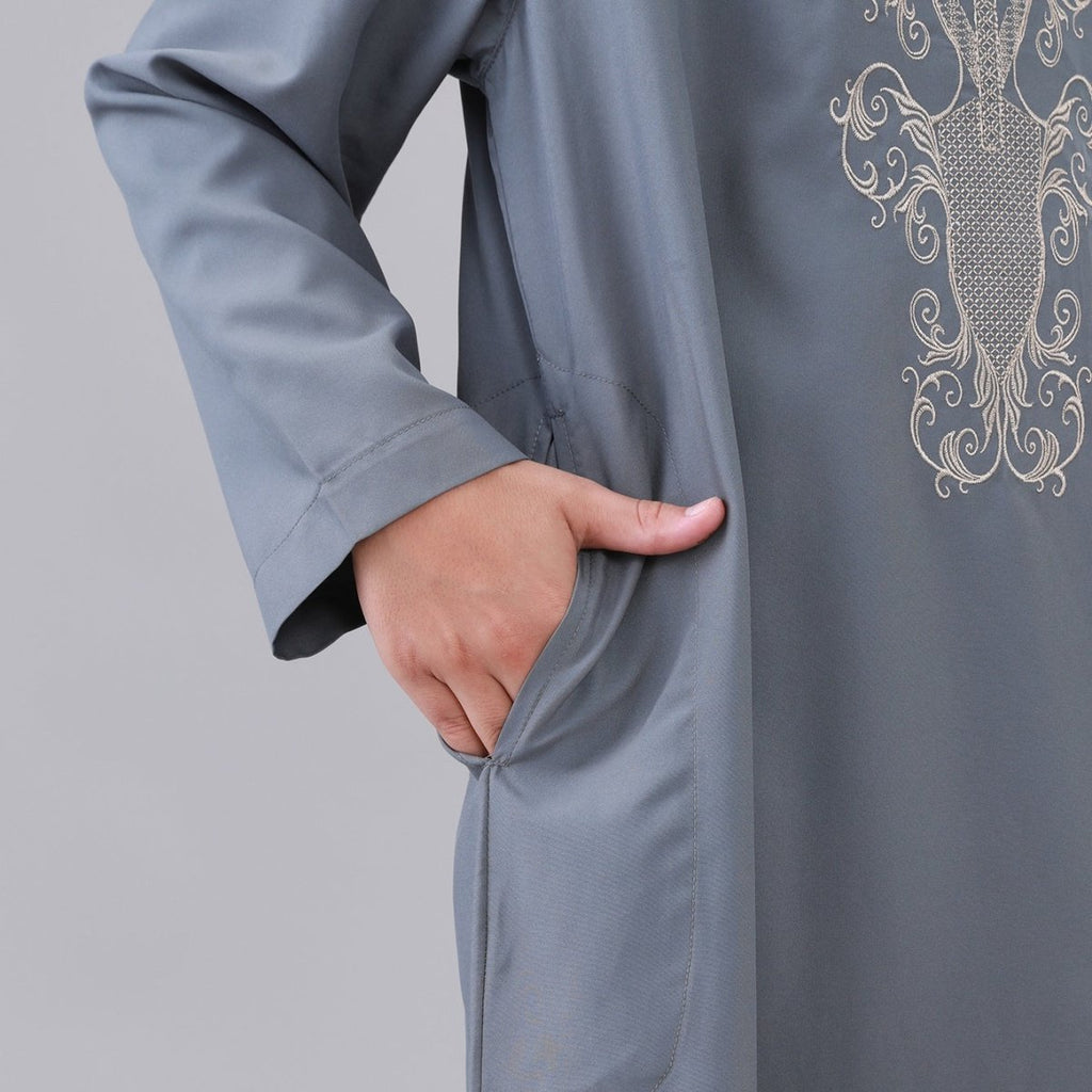 Boys' Embroidered Thobe with Side Pockets(MKB035)