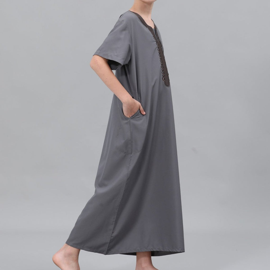 Boys' Embroidered Thobe with Side Pockets(MKB035)