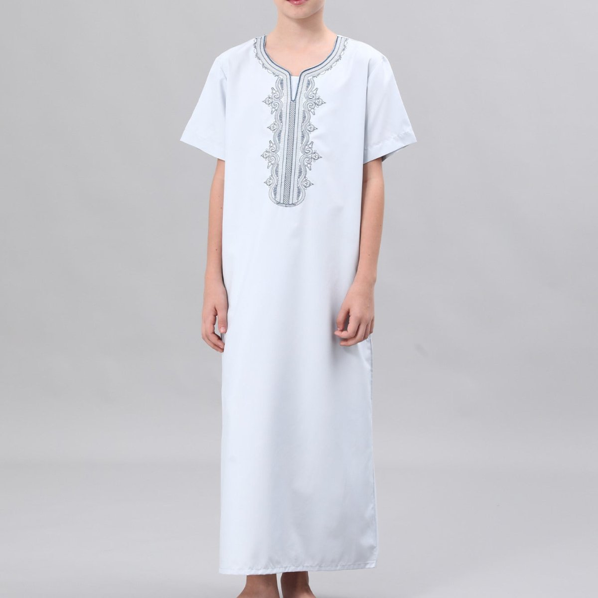 Boys' Embroidered Thobe with Side Pockets(MKB035)