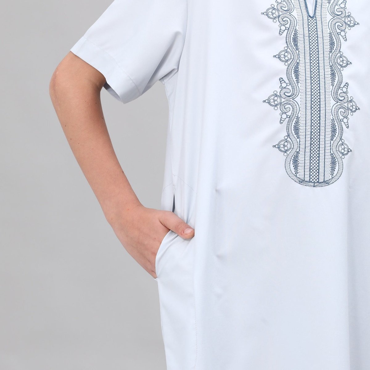 Boys' Embroidered Thobe with Side Pockets(MKB035)