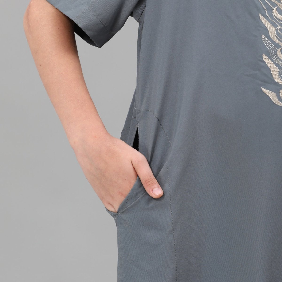 Boys' Embroidered Thobe with Side Pockets(MKB035)