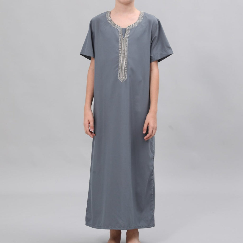 Boys' Embroidered Thobe with Side Pockets(MKB035)