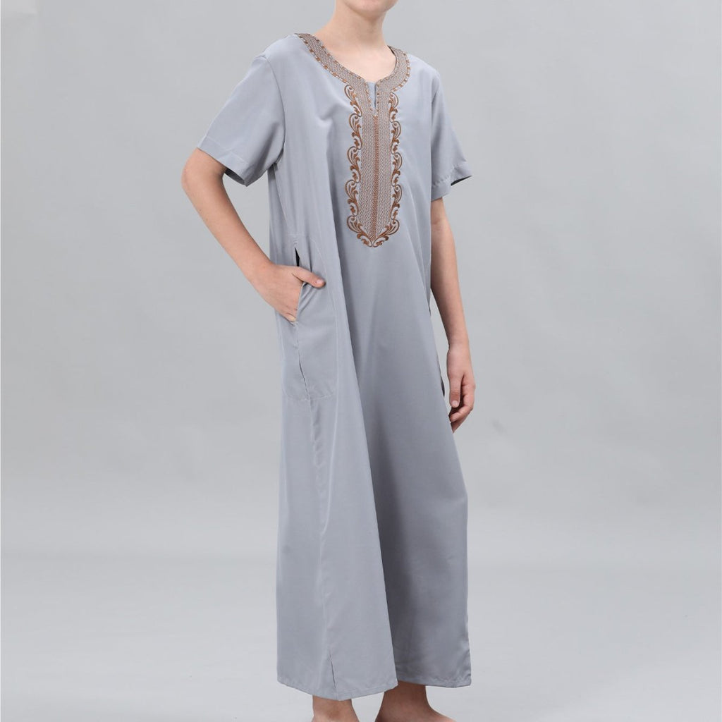 Boys' Embroidered Thobe with Side Pockets(MKB035)