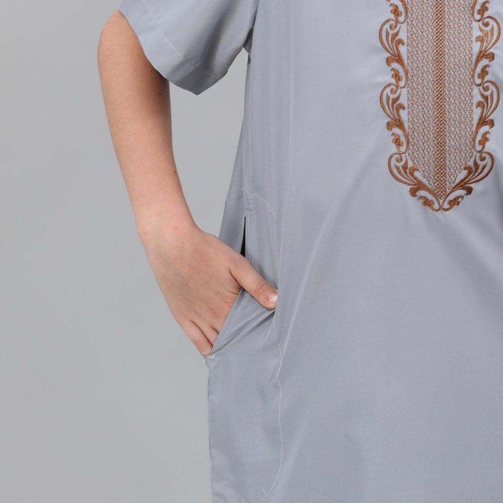 Boys' Embroidered Thobe with Side Pockets(MKB035)