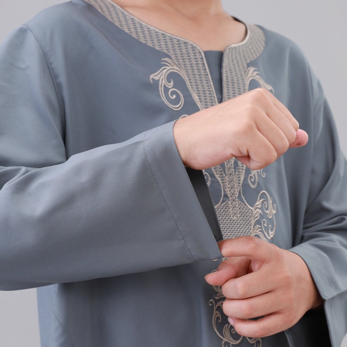 Boys' Embroidered Thobe with Side Pockets(MKB035)