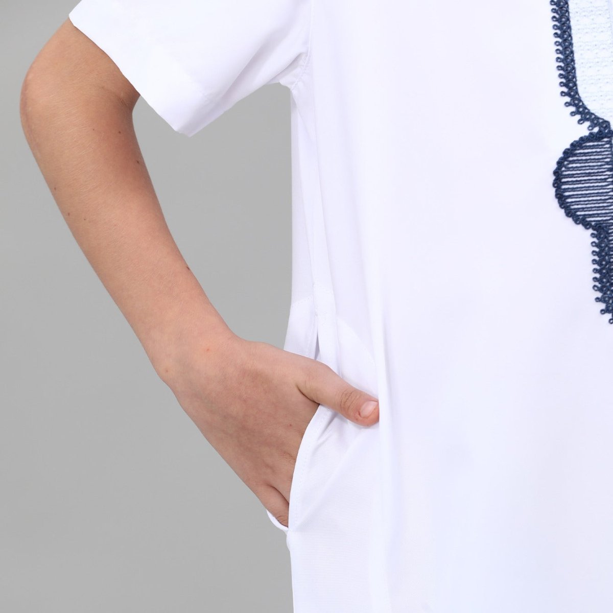 Boys' Embroidered Thobe with Side Pockets(MKB035)