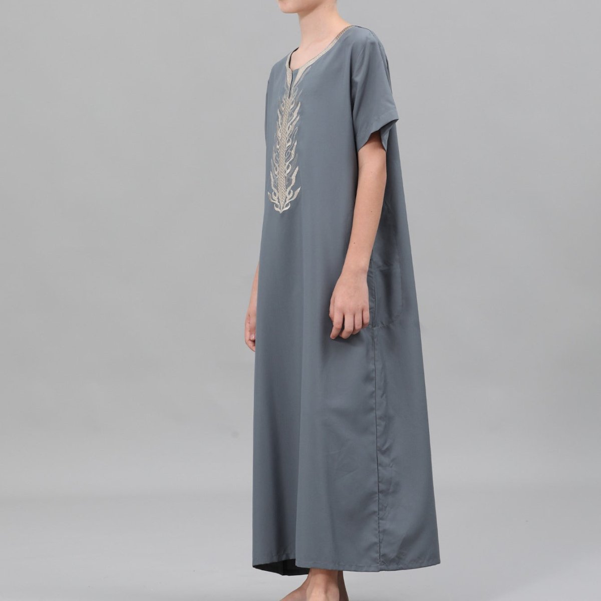 Boys' Embroidered Thobe with Side Pockets(MKB035)