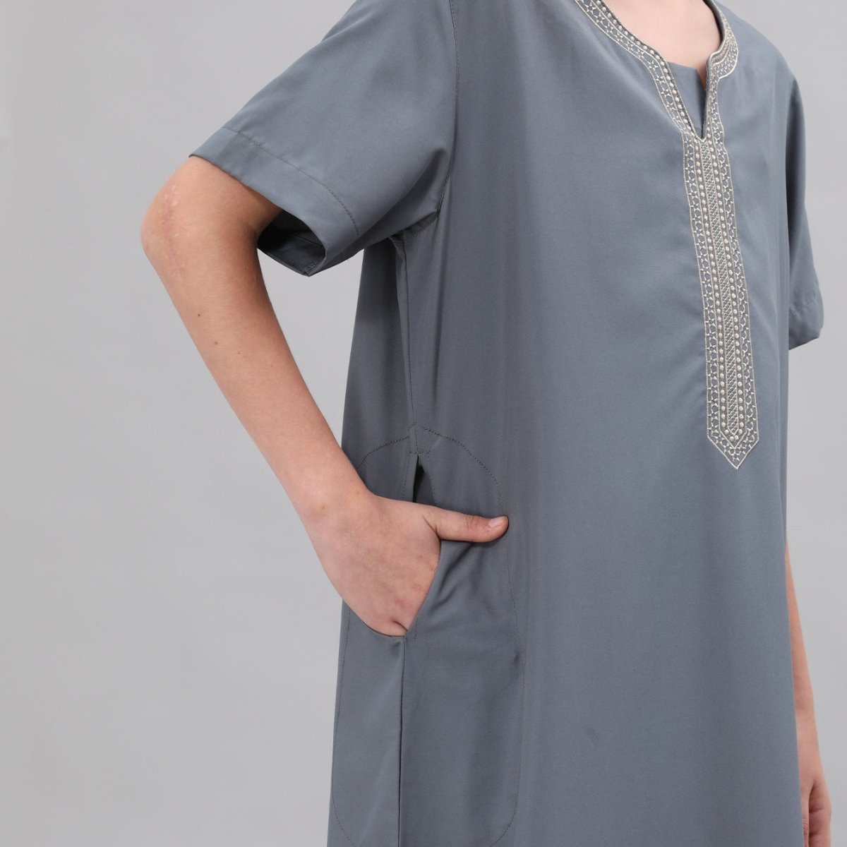 Boys' Embroidered Thobe with Side Pockets(MKB035)