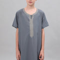 Boys' Embroidered Thobe with Side Pockets(MKB035)