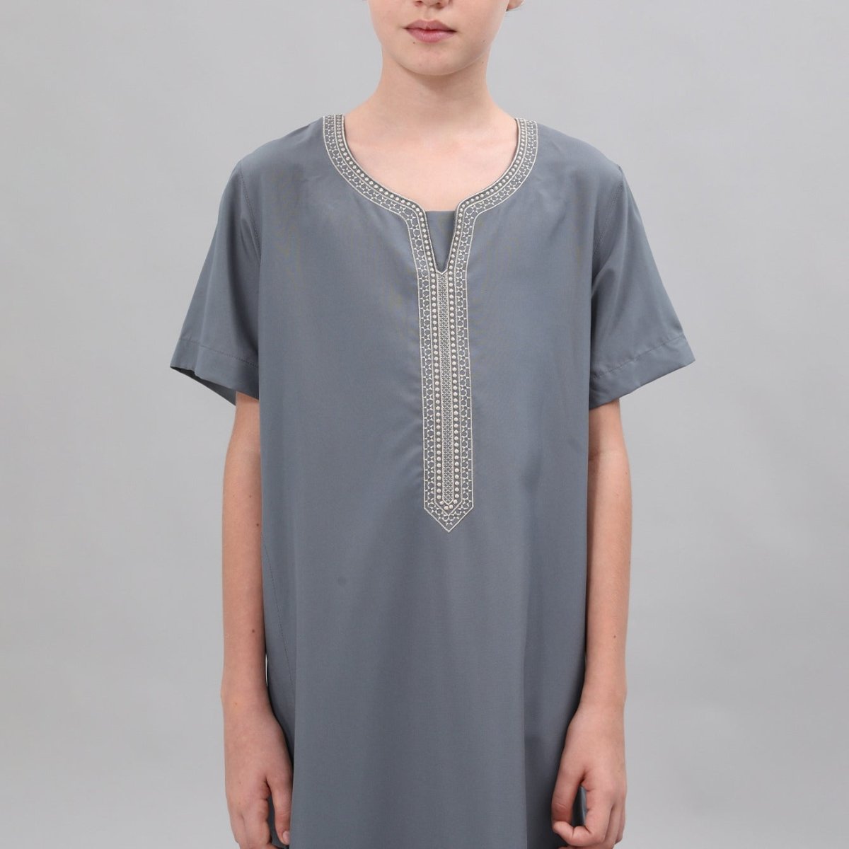 Boys' Embroidered Thobe with Side Pockets(MKB035)