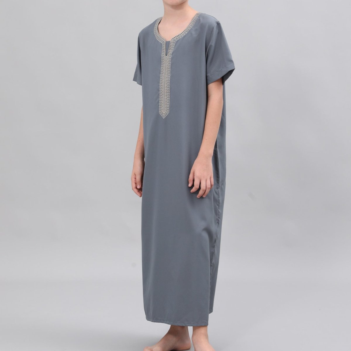 Boys' Embroidered Thobe with Side Pockets(MKB035)