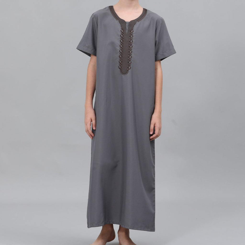 Boys' Embroidered Thobe with Side Pockets(MKB035)