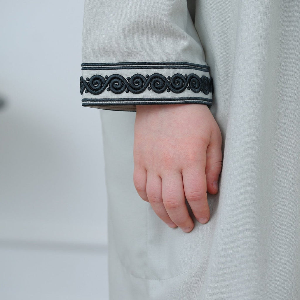 Boys' Hooded Embroidered Thobe with Pockets(MKB030)