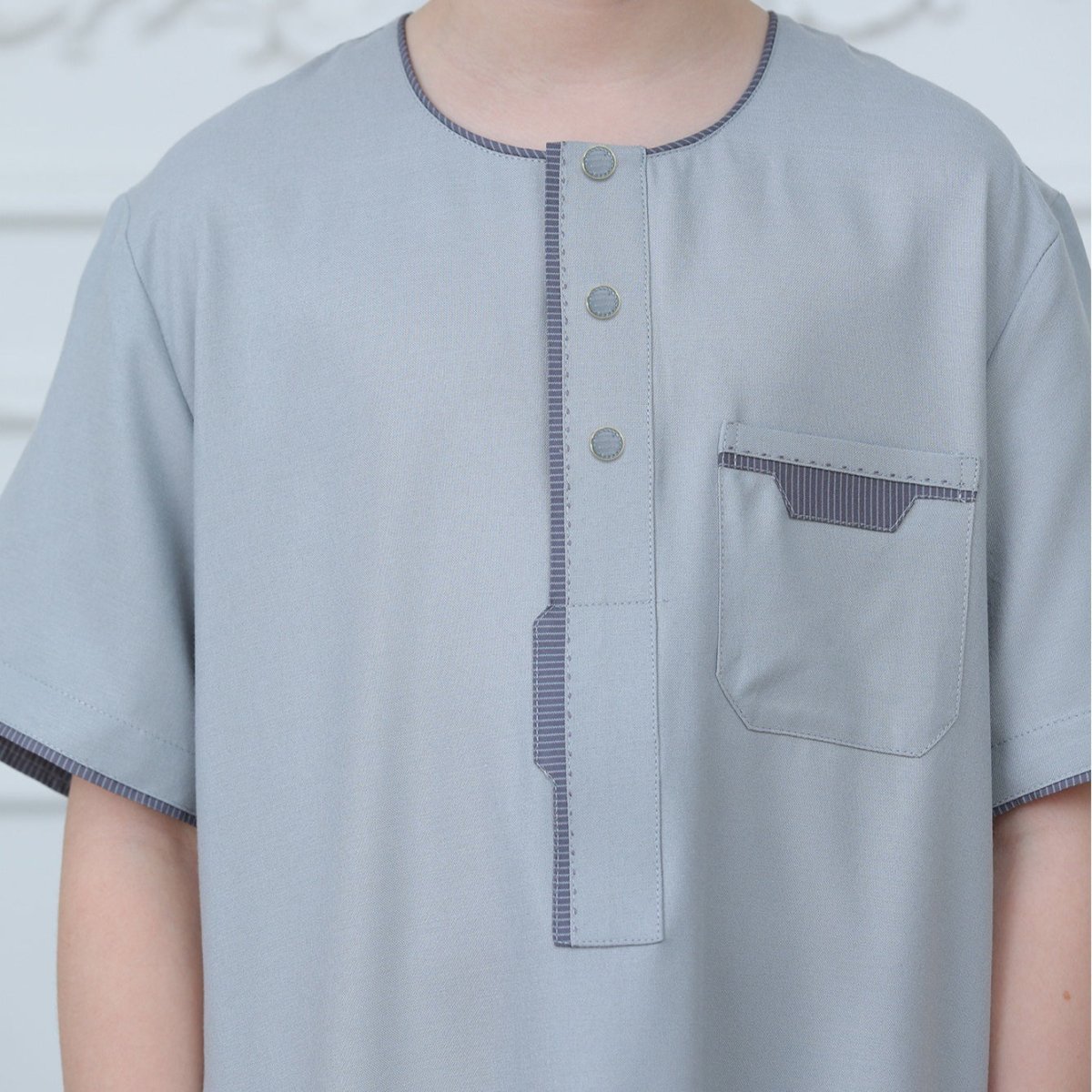 Boys' Thobe with Contrast Stitching & Pockets(MKB033)