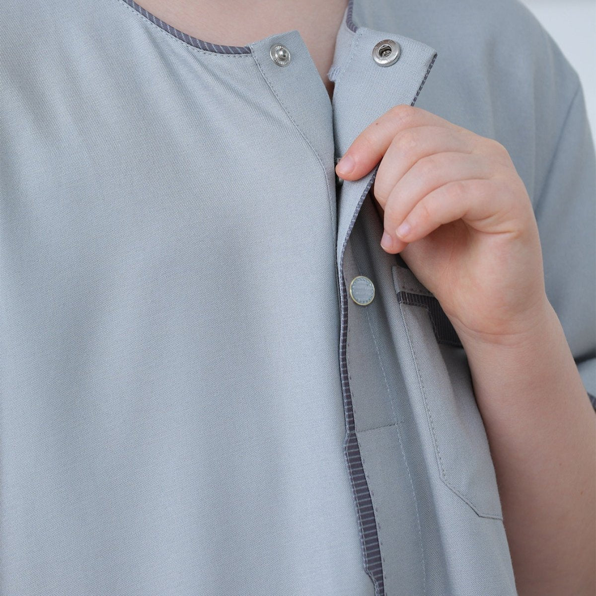 Boys' Thobe with Contrast Stitching & Pockets(MKB033)