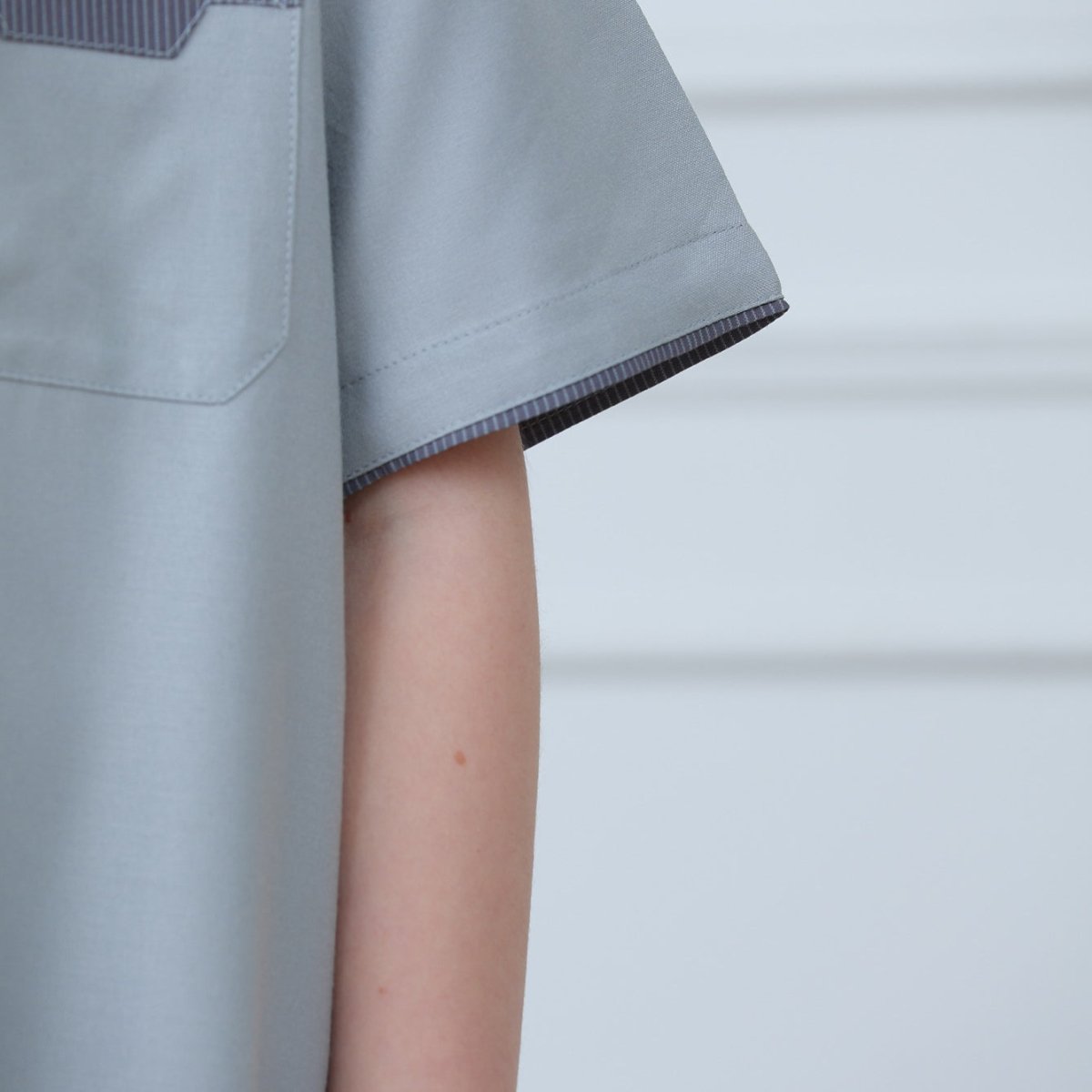 Boys' Thobe with Contrast Stitching & Pockets(MKB033)