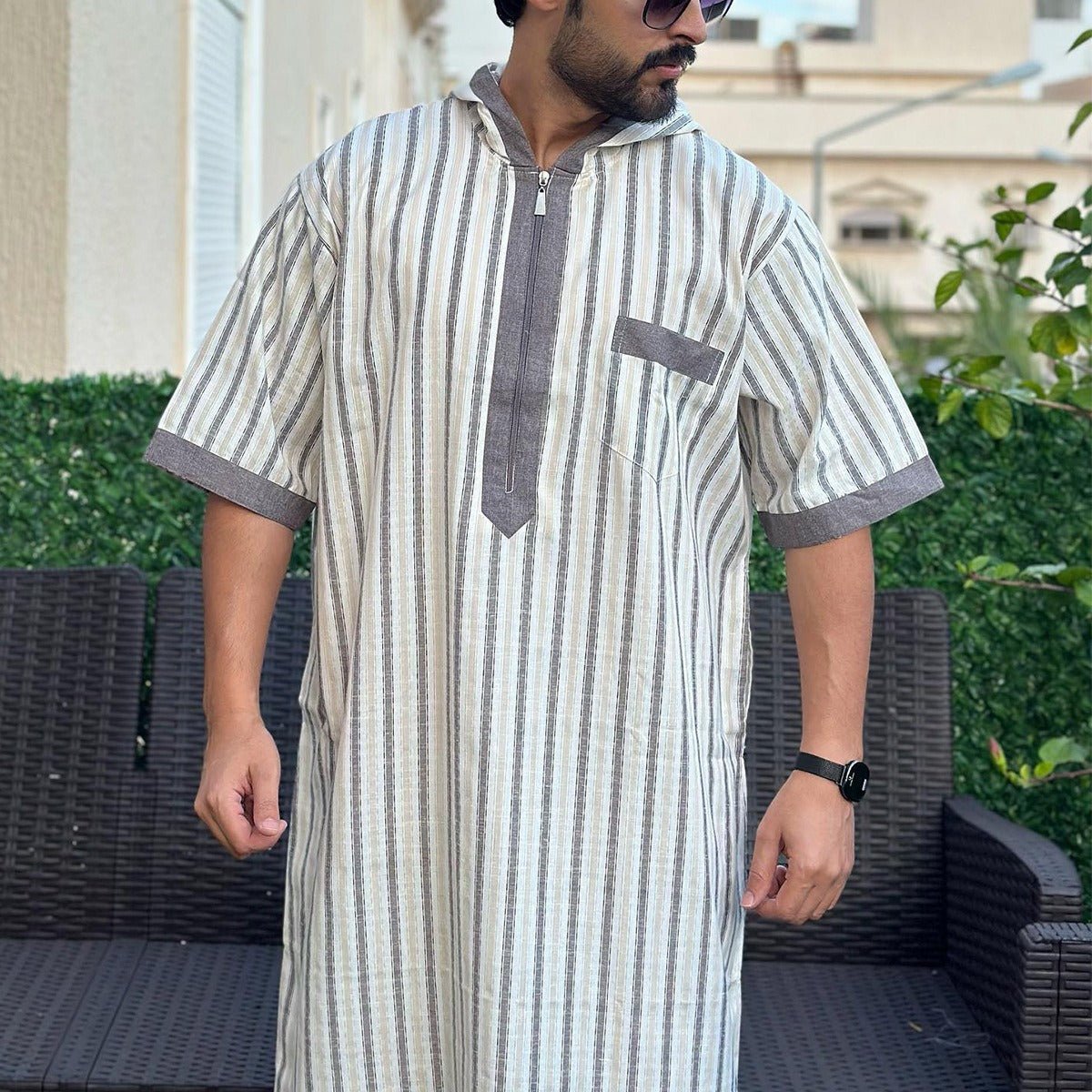 Breathable 3D Digital Print Striped Thobe Men's Loose Fit Short Sleeve Muslim Robe with V-Neck (MT033)