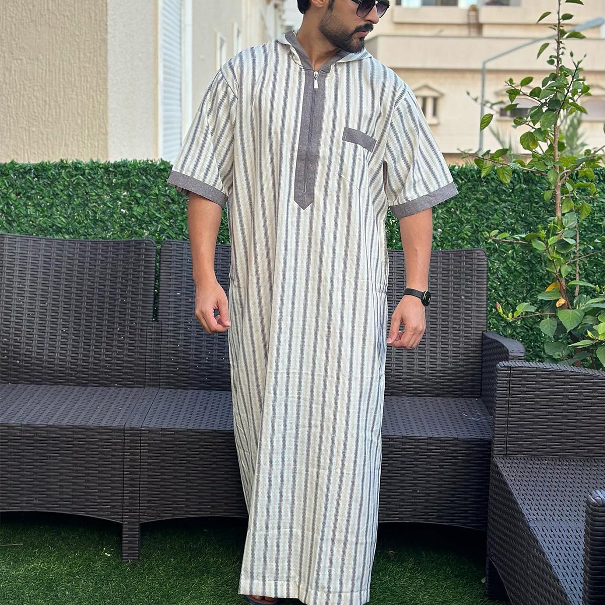 Breathable 3D Digital Print Striped Thobe Men's Loose Fit Short Sleeve Muslim Robe with V-Neck (MT033)