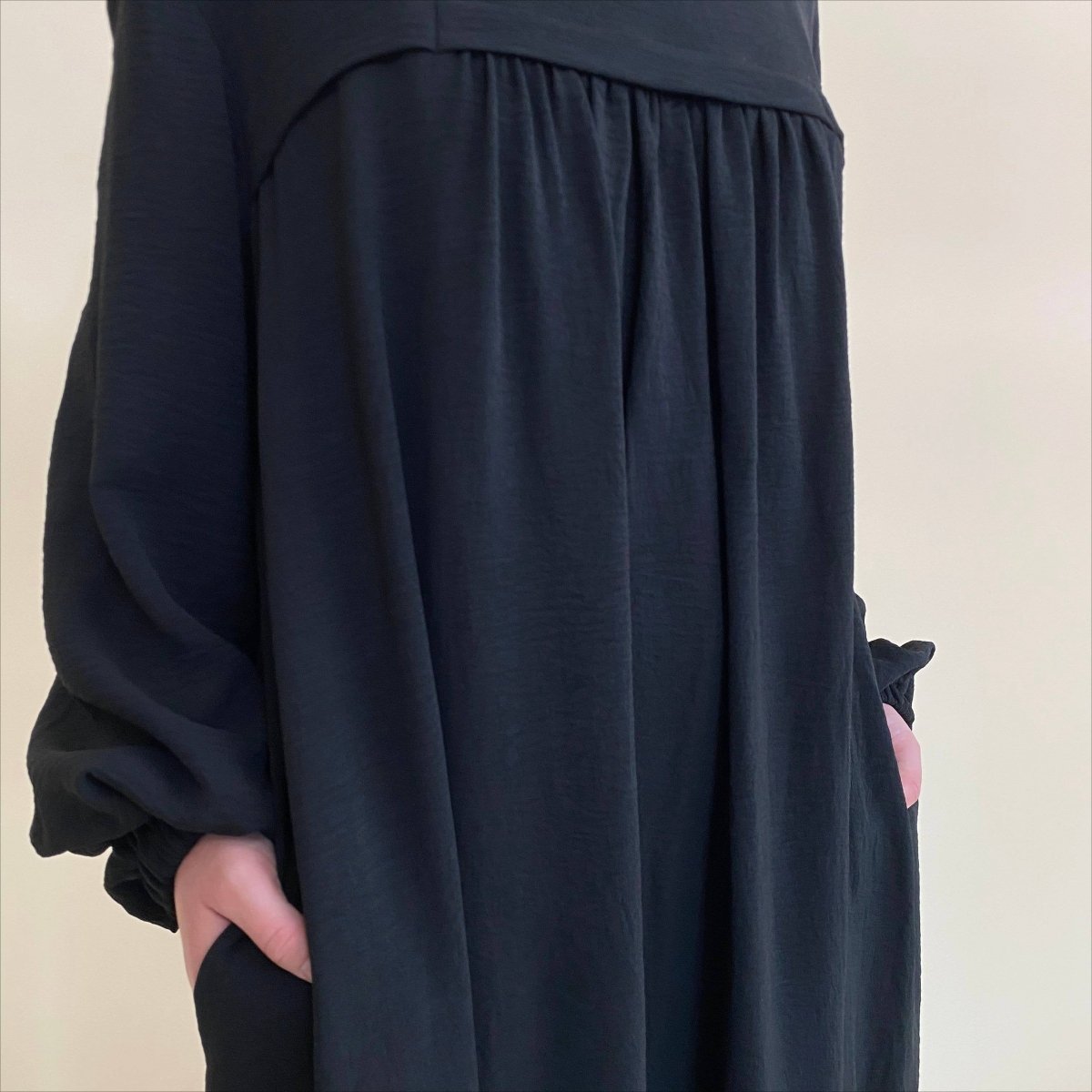 Crepe Abaya with Secure Pockets for Umrah VIP Exclusive Access (MAVIP386)