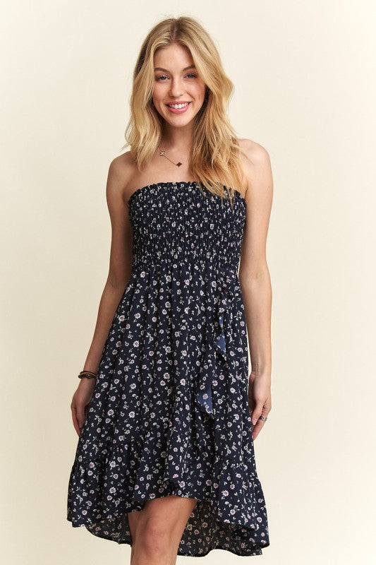 Smocked Floral Tube Dress with Pockets For Summer – FeminineFluttering Floral Tube Dress with Smocked Bodice and Convenient Pockets for a Stylish, Practical Look
