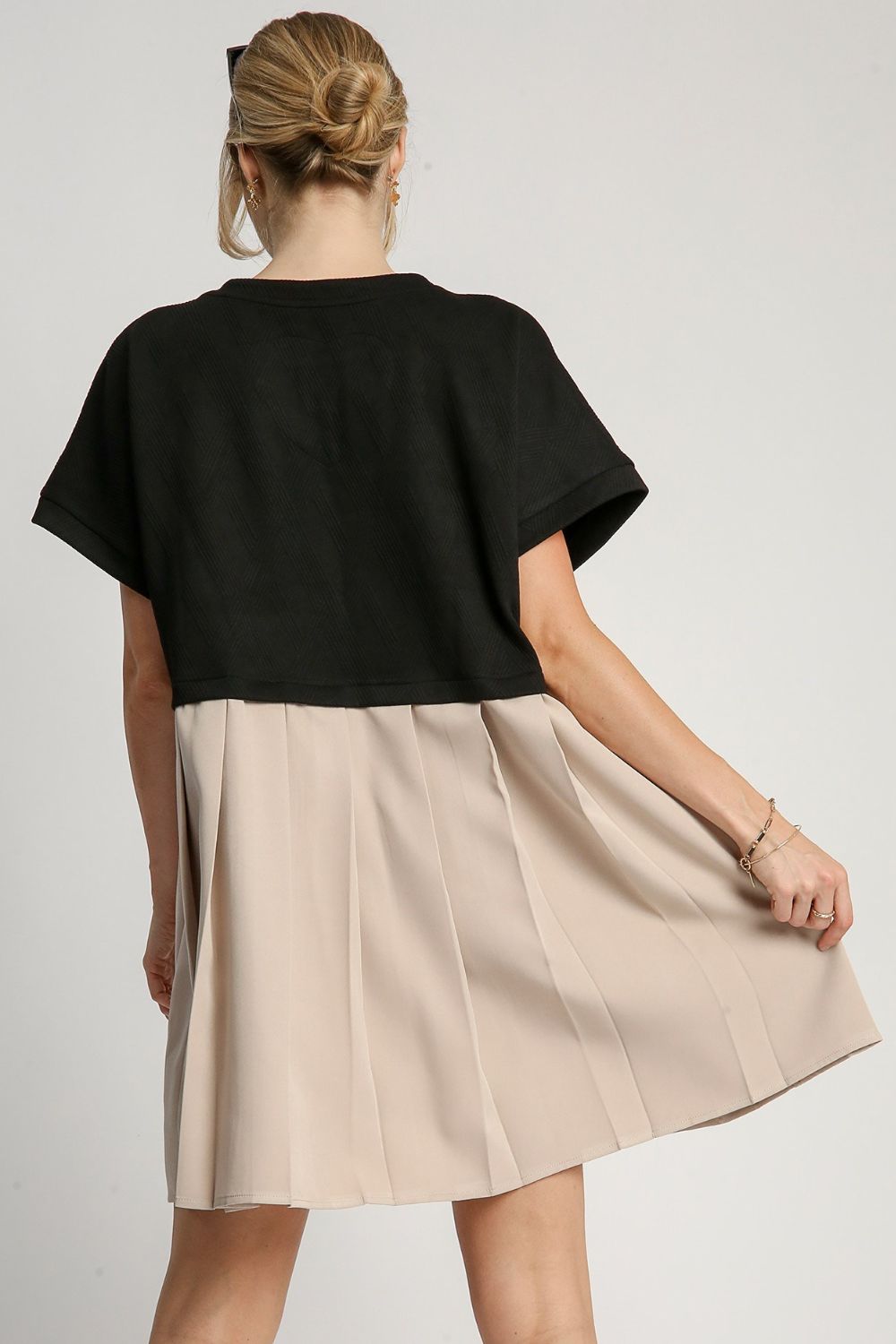 Black Full Size Round Neck Dress with Side Pockets Plus Size Casual Women Outdoor Dress