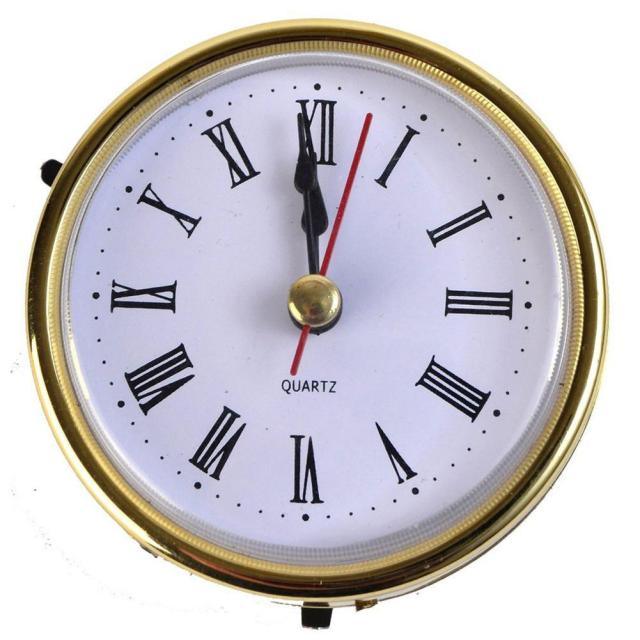 High Quality Vintage Black Metal Art Table Clock Metal Retro Silent Non-Ticking Battery Control Classic Roman dial Small Table Clock for Bedrooms