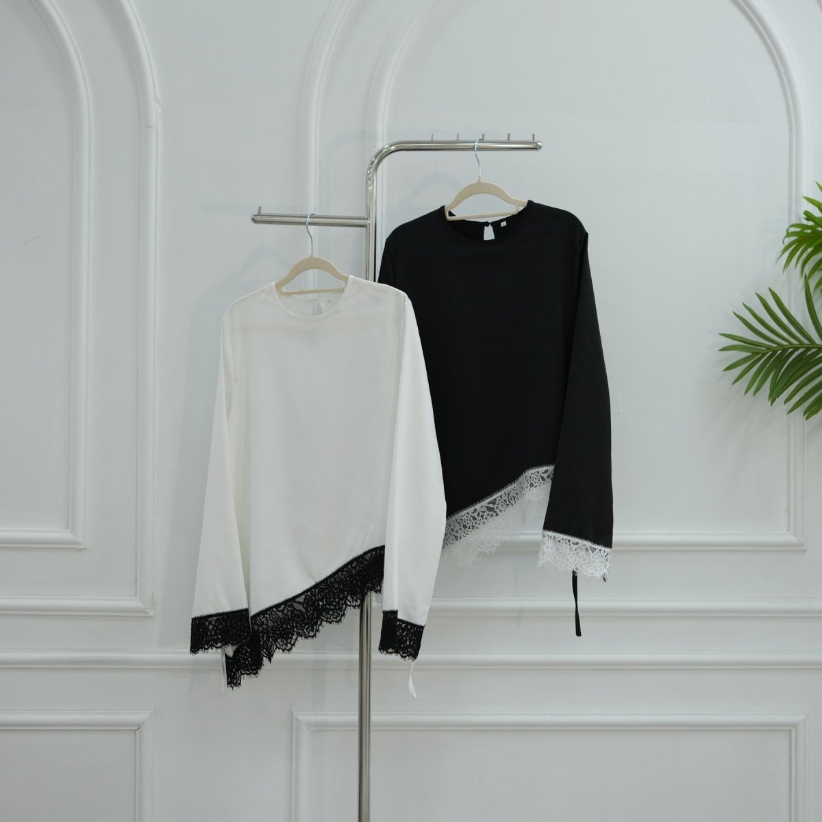 Lace Trim Contrast Panel Satin Top(MS407)