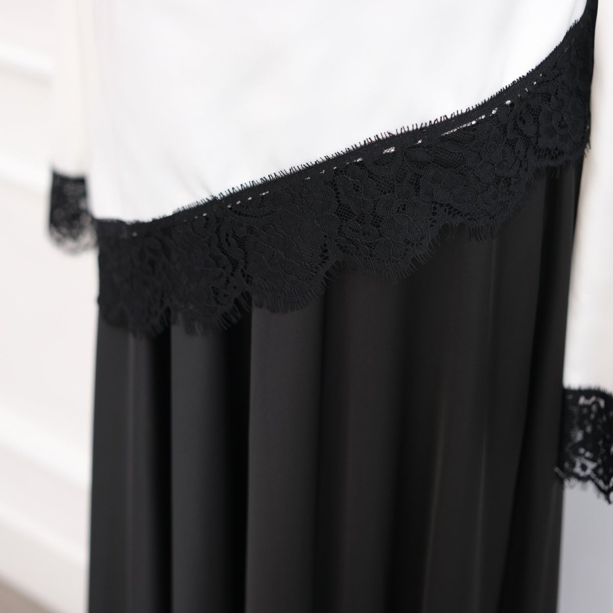 Lace Trim Contrast Panel Satin Top(MS407)