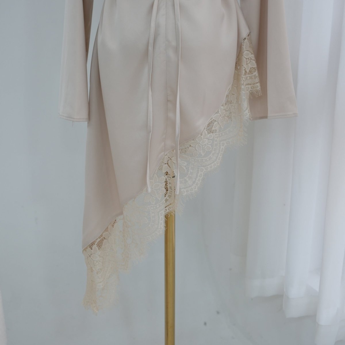 Lace Trim Contrast Panel Satin Top(MS408)