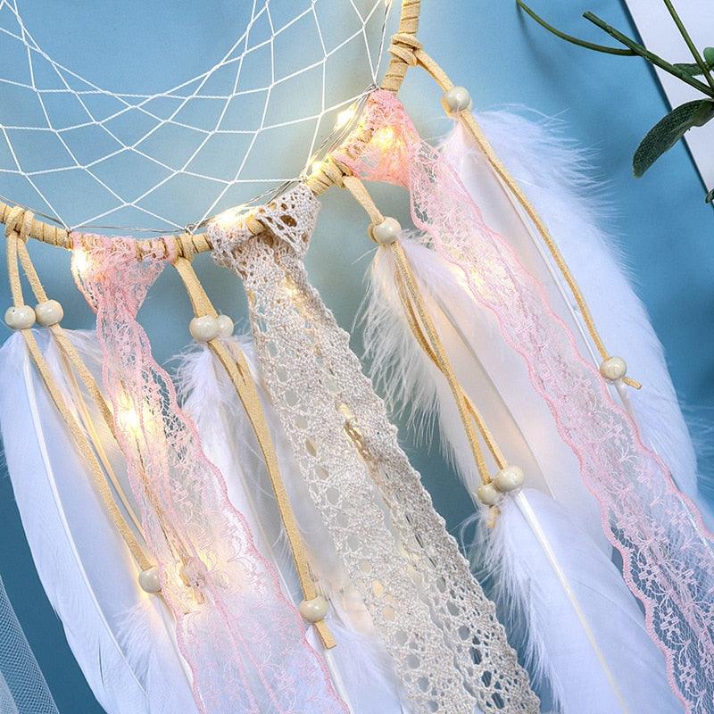 LED Dream Catcher Lamp Flying Wind Chimes Lighting Dream-catcher Handmade Ornaments Traditional Gifts Feather Pendant Romantic Creative Wall Hanging Home Wall Decoration Ornament Craft Native American Style