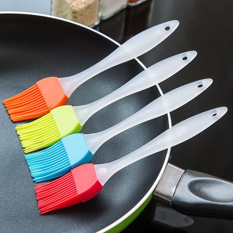Silicone Basting Brush Pastry Barbecue Oil Brushes Baking Bakeware Bread BBQ Brush for Kitchen Cooking Random Color Silicone Oil Brush and Spatula Cake Bake Barbeque Pastry Brushes Heat Resistant BBQ Accessories